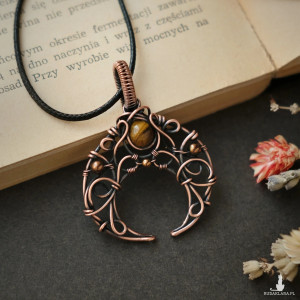 Wisiorek miedziany naszyjnik księżyc lunula z tygrysim okiem i hematytem