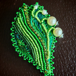 Konwalie - haftowana broszka