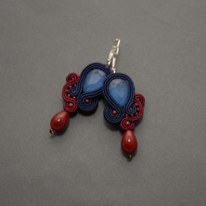 granatowo-bordowe kolczyki lub klipsy sutasz