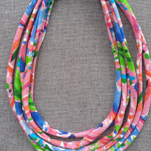 Dzianinowy naszyjnik. Malowane kwiaty.