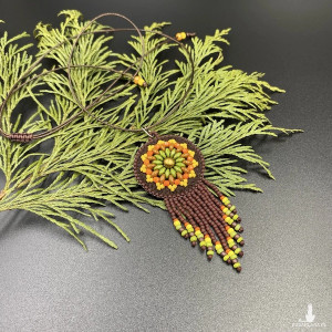 Mini wisiorek brązowy #1006 - haft koralikowy