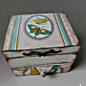 Drewniana szkatułka na biżuterię "Motyle vintage""