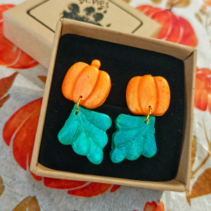 Jesienne kolczyki sztyfty handmade – dynie z listkami