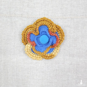 6545 Ręcznie wykonana broszka — dodatek z charakterem!