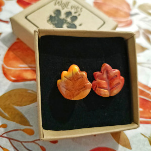 Jesienne kolczyki handmade – sztyfty listki perłowe