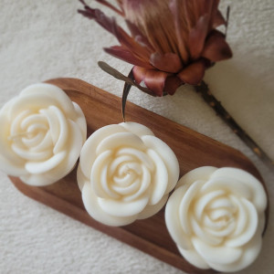 Zestaw upominkowy świec sojowych na podstawce z drewna akacjowego