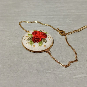 Ręcznie haftowana bransoletka łańcuszkowa w stali szlachetnej