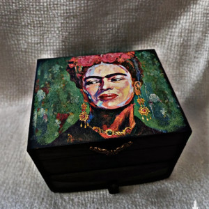 Drewniana szkatułka na biżuterię "Frida"