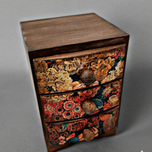 Drewniana szkatułka, komódka na biżuterię "Kwiaty"