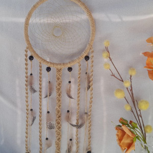 Łapacz snów z juty i naturalnych piór – boho dekoracja ścienna ze złotą nicią