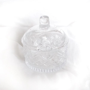 nowa cukierniczka z pokrywką, szklana cukierniczka, przezroczysta cukiernica, ładna cukiernica, elegancka cukiernica ze szkła, cukiernica z przykrywką, cukiernica z wycięciem na łyżeczkę