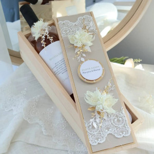 Prezent na Złote Gody – personalizowana skrzynka na wino z dedykacją