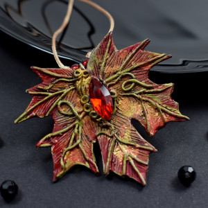 Wisior liść klonu w odcieniach czerwieni, bordo i złota