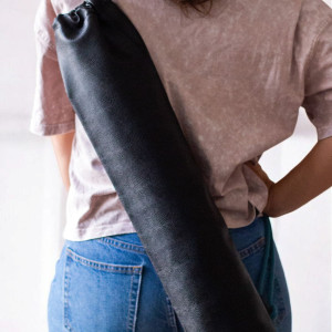 Czarny pokrowiec na matę do jogi z ekoskóry