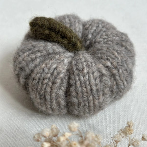 WEŁNIANA DYNIA OZDOBNA HANDMADE, ŚREDNIA, SZARA - 1 SZT.