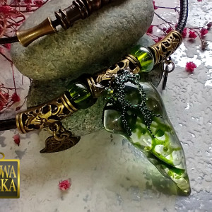 Ząb Czasu - naszyjnik z żywicy i sznurka