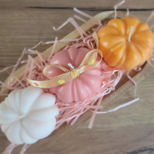 Zestaw świec sojowych- dynie na drewnianej tacce