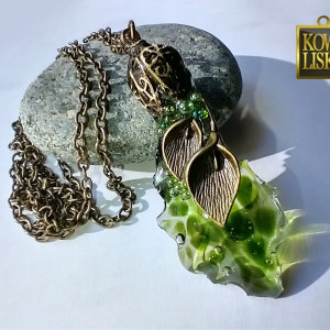 Dama z GLONOstajem - długi wisior z żywicy i metalu