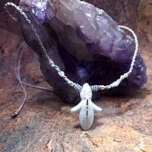 srebrne Ziółko, Słowiański duszek opiekuńczy, ceramika porcelana w makramie ~ DelfinaDolls