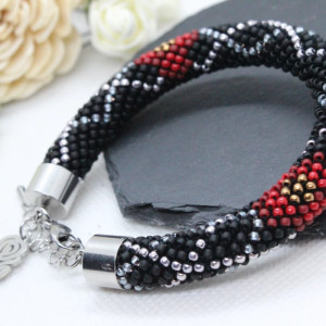 Róże na kratce bransoletka z drobniutkich koralików - ukośnik