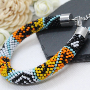 kolorowa bransoletka z drobniutkich koralików - ukośnik