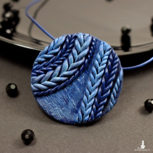 Wełniane sploty - granatowy wisiorek
