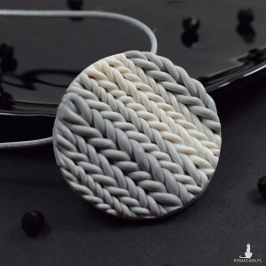 Wełniane sploty - wisiorek w odcieniach szarości i bieli