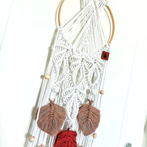 ŁAPACZ SNÓW makramowy BOHO – biały z elementami w kolorze dzikiej róży i beżu