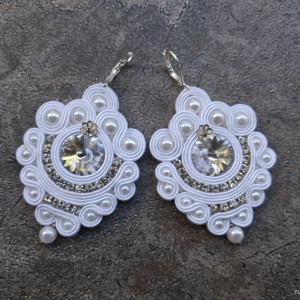 Biała Kaskada kolczyki sutaszowe