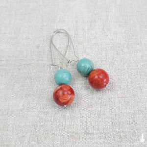 6888 Moc kolorów, moc kamieni — kolczyki z koralem i turkusem.