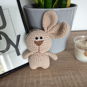 Beżowy królik, brelok króliczek, spor brelok do kluczy lub torebki