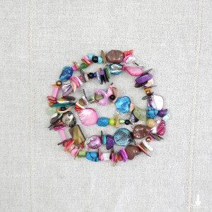 6890 Kolorowy naszyjnik z masą perłową i kamieniami naturalnymi.