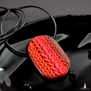 Wełniane sploty - wisiorek w odcieniach czerwieni