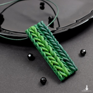 Wełniane sploty - wisiorek w odcieniach zieleni