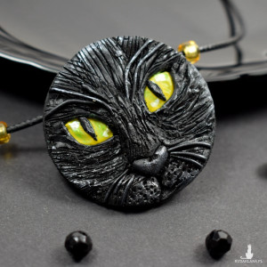 Wisiorek czarny kot - biżuteria z charakterem