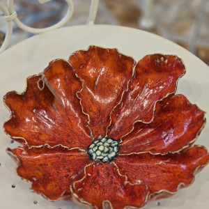 Ceramiczny talerz, patera w kształcie kwiata maku