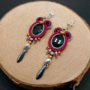 Bordowo-szare kolczyki sutasz z czarnymi kryształkami