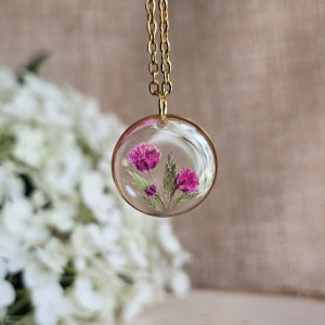 złota zawieszka złoty wisiorek naszyjnik żywica z żywicy kwiaty z kwiatami retro naturalna dziewczęca kobieca różowa gipsówka