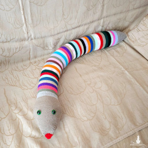 13. Długi, Kolorowy Wąż Maskotka Szydełkowa – Mięciutka przytulanka