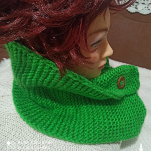 Komin w kolorze zielono-limonkowym zapinany na zatrzask