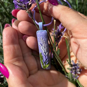 Ręcznie haftowany wisior  LATO W PROWANSJI