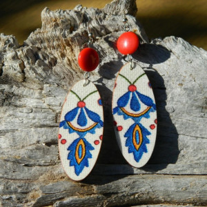 Duże podłużne niebieskie kolczyki folkowe Kaszuby z czerwonym koralikiem, prezent dla dziewczyny, biżuteria etno boho folk do dżinsów