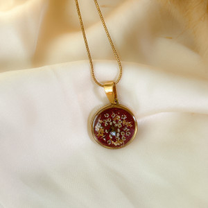 Efektowny naszyjnik z kwiatami w żywicy