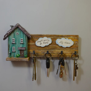 Wieszak na klucze z drewna – personalizowany organizer ścienny