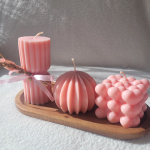 Zestaw upominkowy świec sojowych na tacce z drewna akacjowego