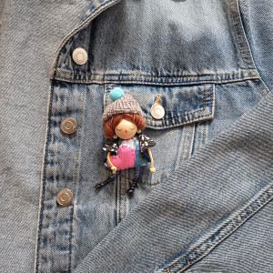 Broszka mini laleczka przypinka ręcznie robiona