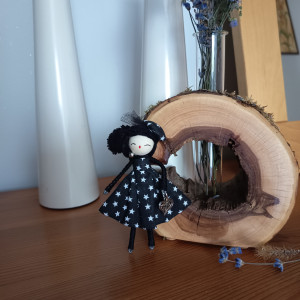 Mała laleczka przypinka ręcznie robiona broszka