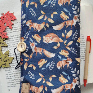 Wodoodporne etui na książkę: liski na granatowym