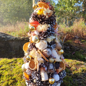 Ręcznie wykonana z naturalnych materiałów choinka świąteczna