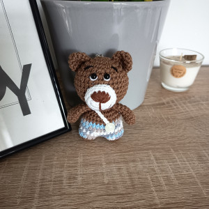 Miś szydełkowy w niebieskich spodenkach brelok zawieszka